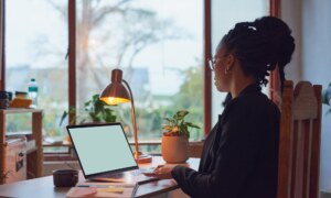 Black Women Are Using Side Hustles to Mitigate the Pay Gap. Is It Helping or Hurting Them? – Scholarsquare